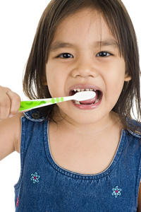 小小的亚洲女孩她刷牙
