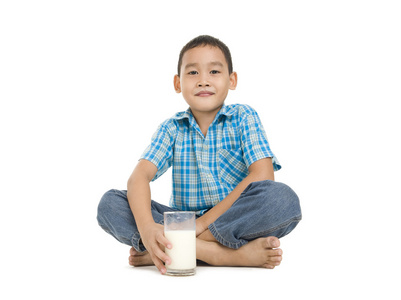 男孩坐在一起喝杯牛奶