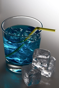 蓝色与冰块鸡尾酒