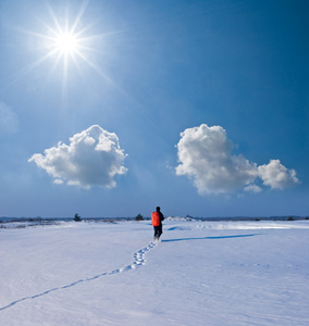 徒步旅行者在冬季雪绑定平原