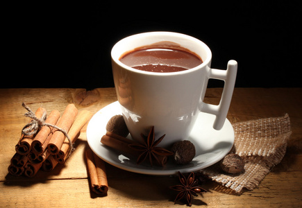 喝杯热巧克力 肉桂棒 坚果和巧克力上木表 o