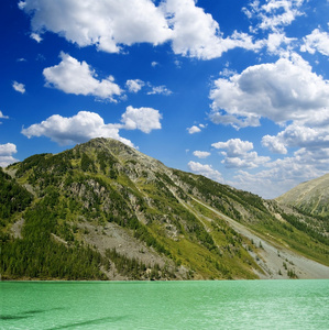 湖附近一座山