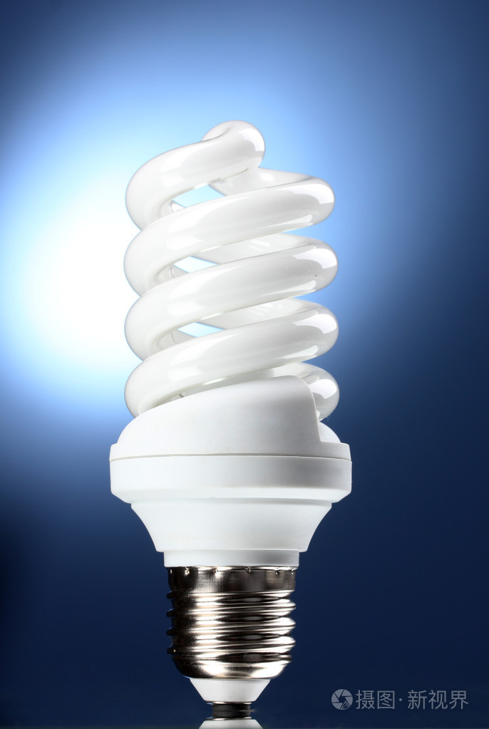 在蓝色背景上节能灯