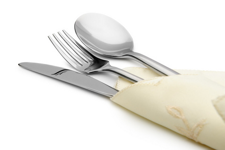 勺子 叉子和一把刀躺上餐巾来。