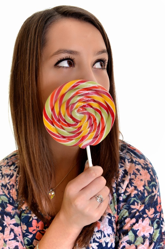 一根棒棒糖性感年轻的黑发女人