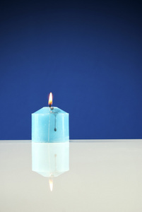 关闭的蜡烛暗蓝色背景