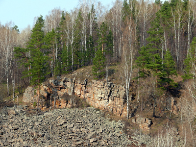 在 porogi 村，萨特卡 车里雅宾斯克州地区，俄罗斯的岩石