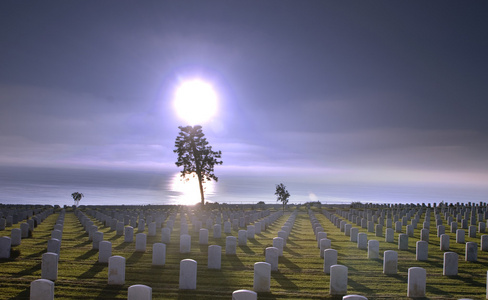 在日落的墓碑 照片