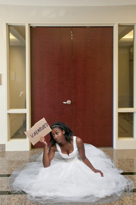 失业黑人妇女的结婚礼服