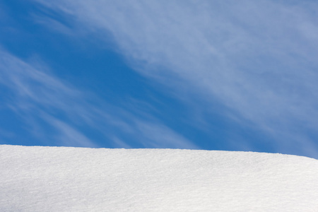 蓝色的天空和雪小山