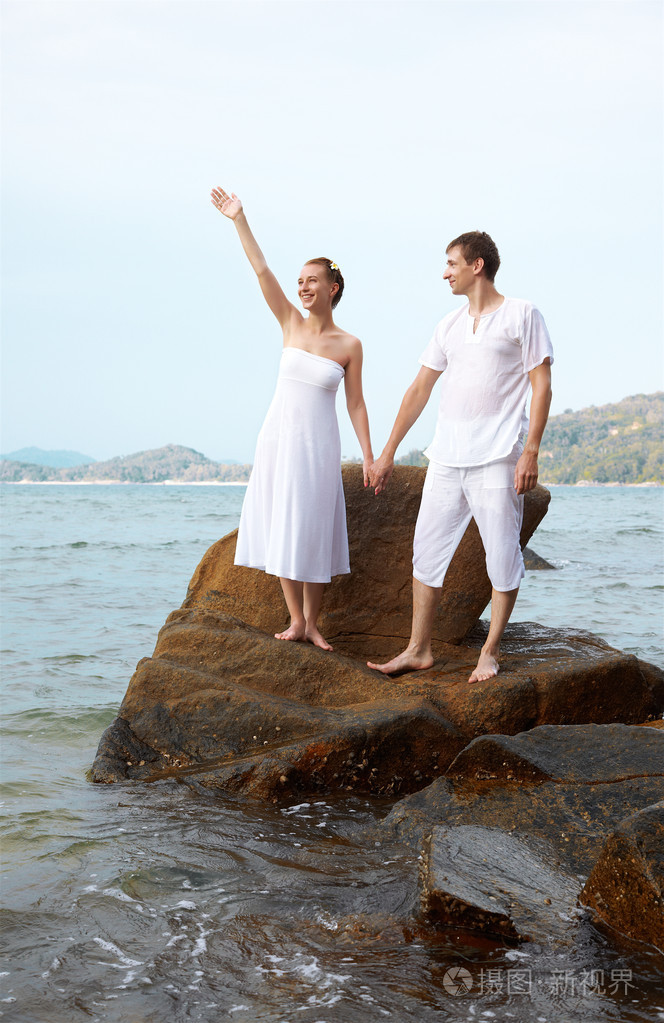 在海滩上的浪漫情侣