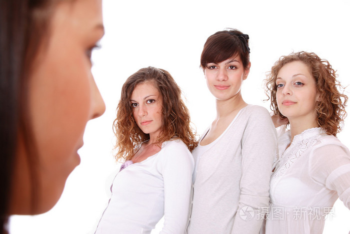 一群快乐的漂亮女孩笑