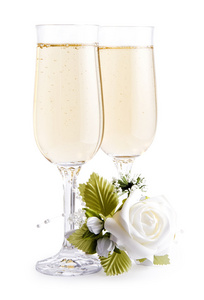 两杯香槟和花束的花朵
