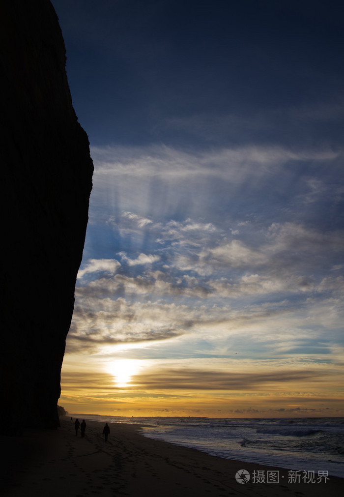 夕阳的光芒映衬的悬崖