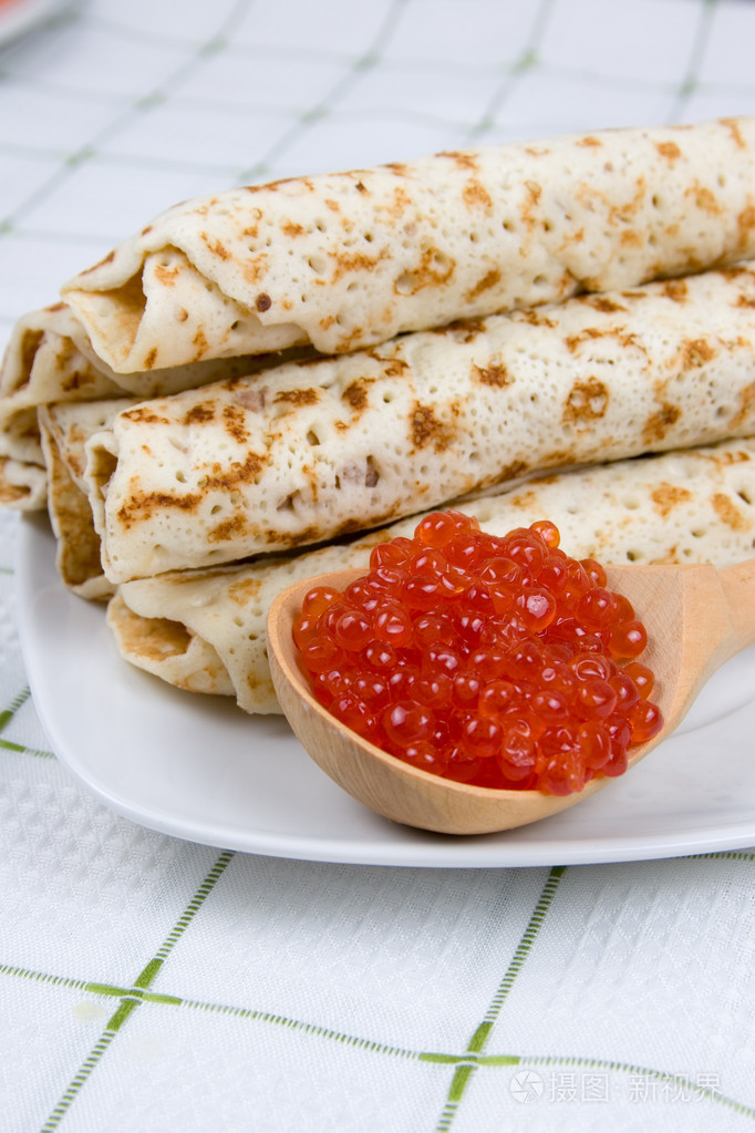 与红鱼子酱煎饼