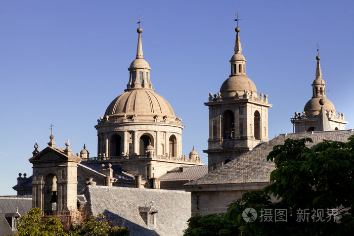 圣洛伦索德埃尔科里亚尔修道院尖顶，西班牙在一个晴朗的天