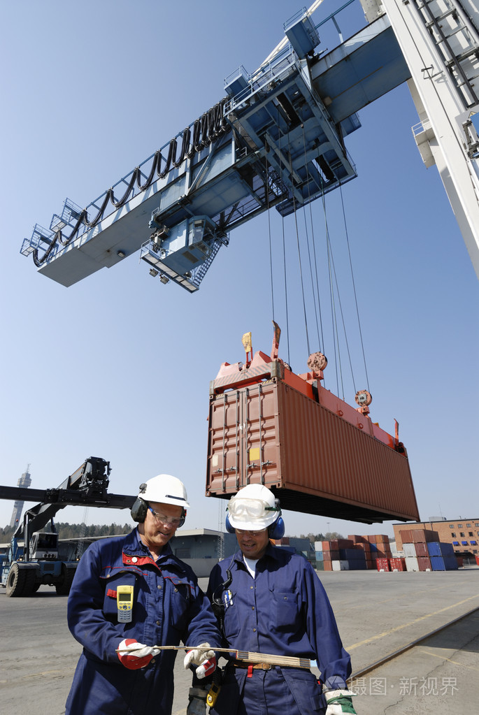 码头工人, 卡车和集装箱起重机