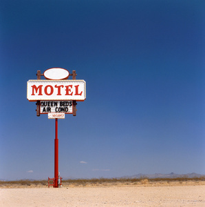 在沙漠中古老的汽车旅馆标志