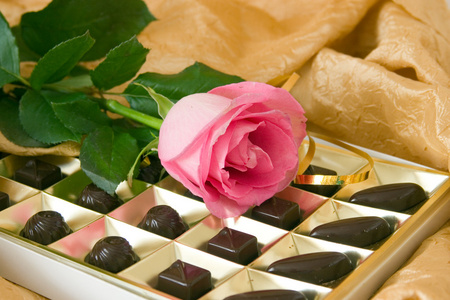 粉红色的玫瑰和巧克力盒子图片