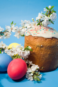 复活节蛋糕和色彩缤纷的复活节彩蛋