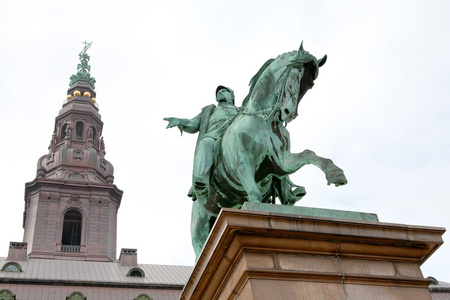 雕像国王弗雷德里克  克里斯蒂安堡 slotsplads 在哥本哈根上七