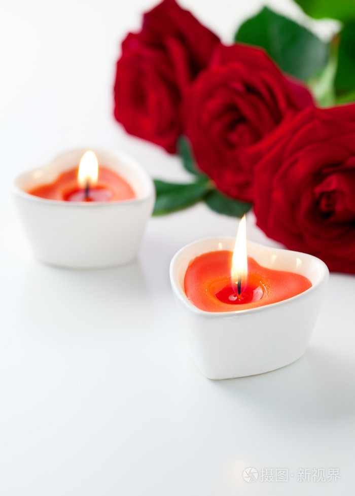 蜡烛和情人节的红玫瑰