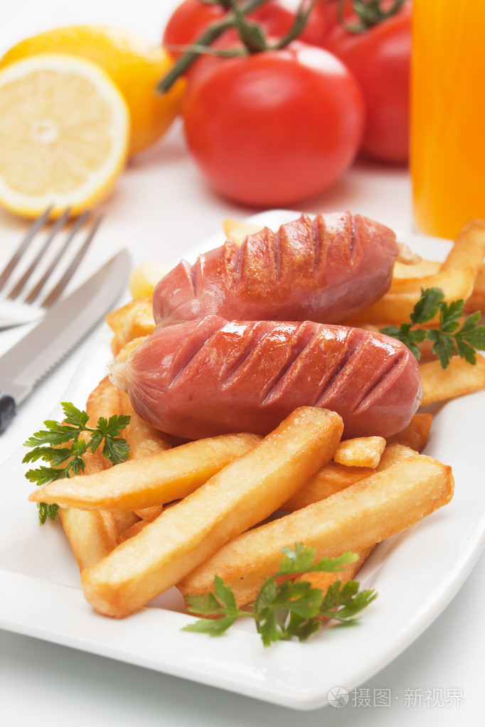 烤的香肠的法式炸薯条