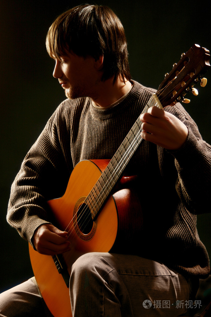 古典吉他手吉他声演奏