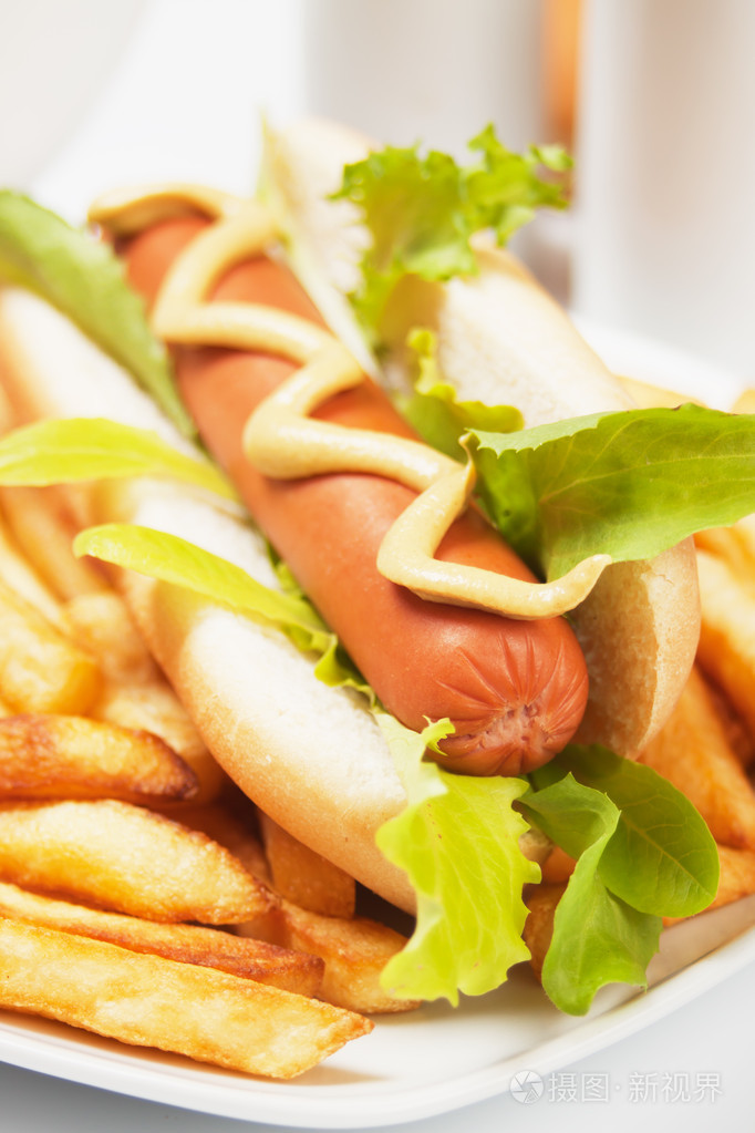 热狗与莴苣和法式炸薯条