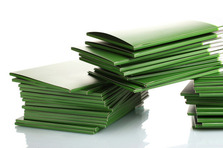 许多绿色文件夹上白色隔离