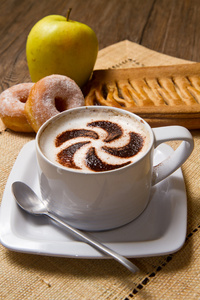 卡布奇诺咖啡与甜甜圈和馅图片
