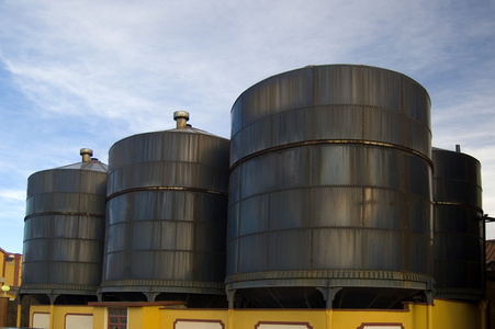 酒仓库仓库中的酒罐照片