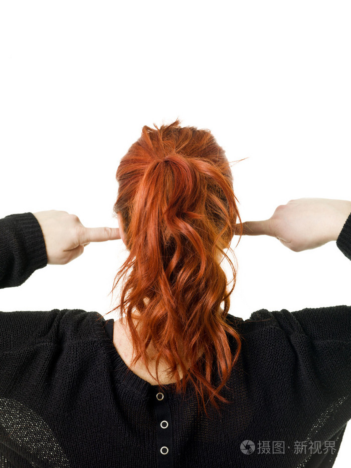 后面红色头发的女人