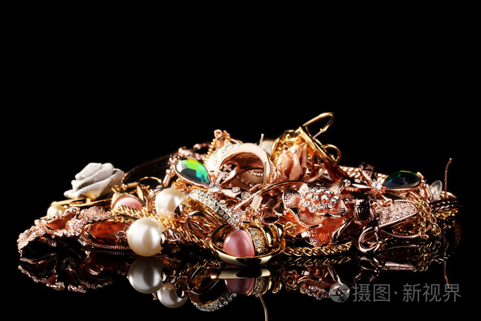 在黑色的各种黄金首饰