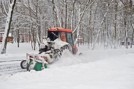 在公园的小拖拉机除雪