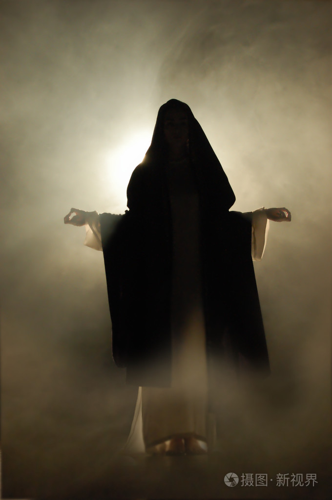 在神秘的氛围中的圣母玛利亚外观