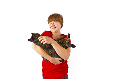 可爱男孩与他的猫拥抱