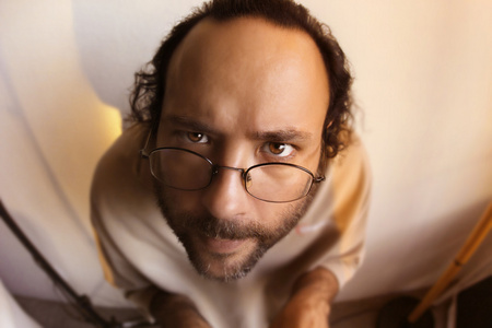 滑稽的人盯着你飞昆虫海报 我们知道你为什么飞愤怒的执行人打手势用