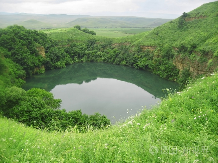 高加索山脉夏季之间的小湖
