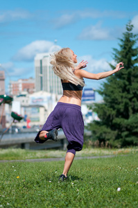 在绿城街头跳舞的女人图片