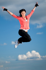 体育女子跳跃和飞翔在天空