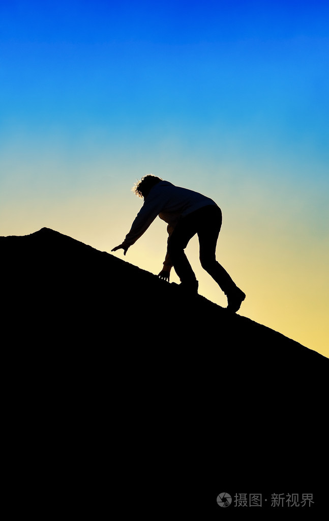 男子爬到了山顶的剪影