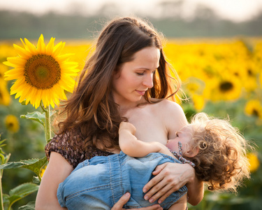 女人母乳喂养婴儿