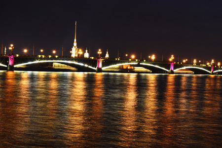 troitsky 桥的夜景