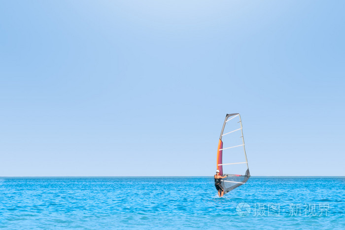 滑浪风帆上美丽的绿松石海