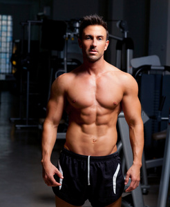 健身形构成上健身房有肌肉的男人