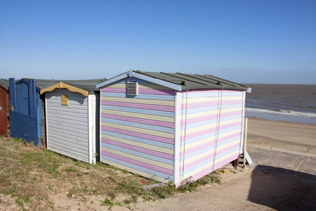 海滩小屋和视图向海图片