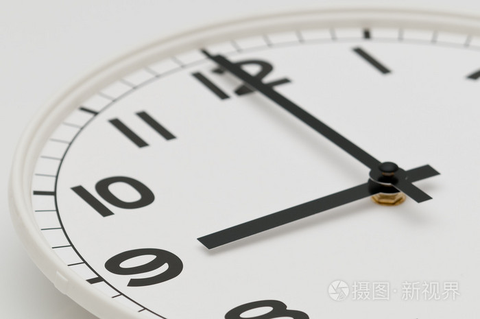 白色与黑色手展现 9 上午的时钟