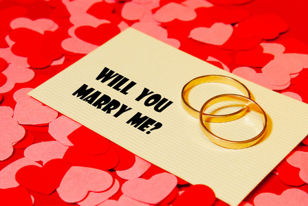两个戒指和一张卡片与婚姻的提案