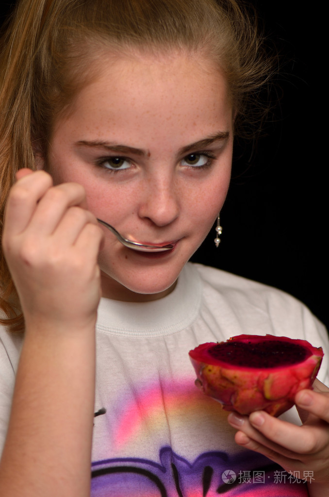 女孩与水果pitahaya